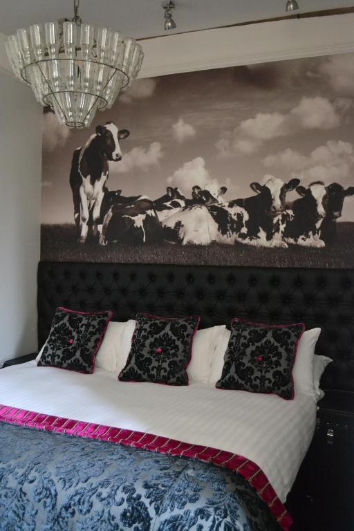 The Bull Inn Mildenhall Room photo